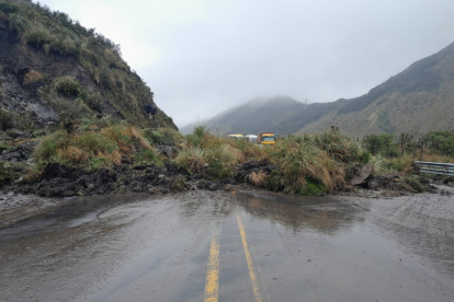 En la vía Pifo - Papallacta hay rocas, lodo y maleza.