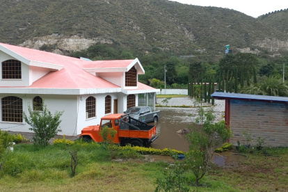 El agua del afluente llegó a una vivienda turística en los alrededores del río Pisque.