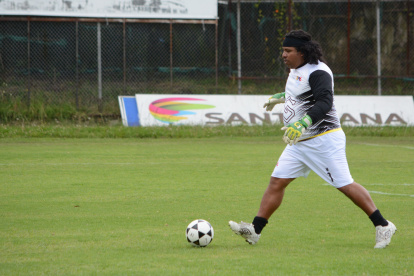 Chinto Espinoza participa en juegos amistosos junto a exintegrantes de la Tricolor.