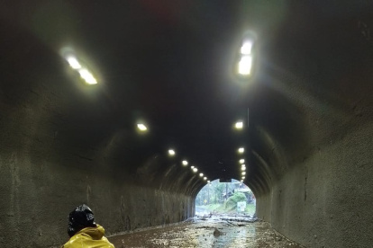 El Municipio de Baños restringió el ingreso a la ciudad debido a la presencia de agua, lodo y rocas en varias calles.