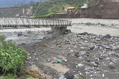 El puente en Palitahua, en Chimborazo, cedió con la fuerza del rií. Decenas de emprendimientos turísticos alojados en su riveras en el cantón Penipe se ven afectados.