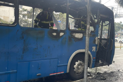 El fuego consumió la cabina y algunos asientos del bus, cuando circulaba por la avenida Colón.