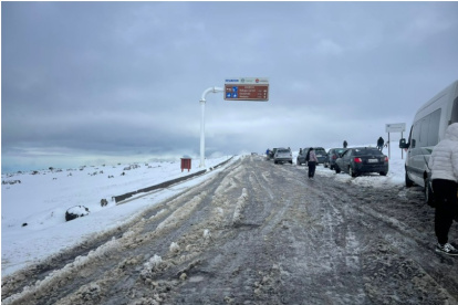 Tras la caída de nieve en la ruta Chimborazo-Guaranda se formó un congestionamiento vehicular.