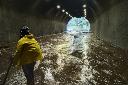 La economía local, que depende en gran medida del turismo, está sufriendo las consecuencias de este desastre natural.