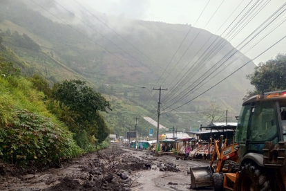 La Prefectura de Cotopaxi envió maquinaria para atender la emergencia.