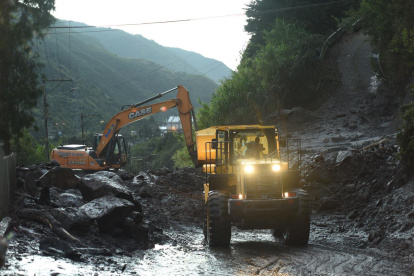 Acciones. Maquinaria del Ministerio de Transporte trabaja en la remoción de escombros en el ingreso a la Central Hidroeléctrica Agoyán, en Baños, provincia de Tungurahua.