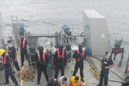 La Armada del Ecuador detuvo a tres personas que transportaban 40 bultos de droga a 258 millas náuticas de la isla SanCristóbal, en Galápagos.