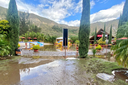 Uno de los lugares más afectados por el desbordamiento del río Pisque fue un complejo turístico.