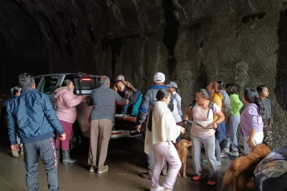 Algunos turistas, como Jessica y su familia no pudieron retornar a Puyo.