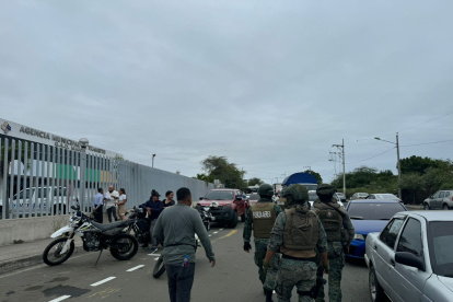 Militares resguardan la Agencia Municipal de Tránsito.