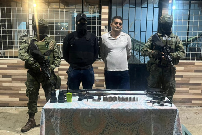 Fue aprehendido en una finca, donde presuntamente se escondía y desde donde operaba.