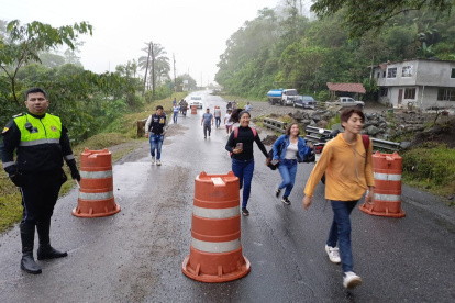 Debido al cierre los usuarios de la vía Alóag- Santo Domingo tuvieron que caminar.
