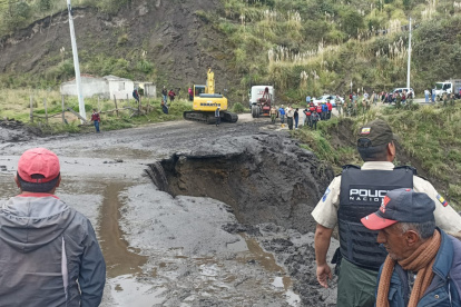 Debido al continuo deslizamiento de material, las labores de rescate no pudieron llevarse a cabo durante la madrugada.