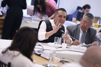 Wilman Terán asistió a la Comisión de Fiscalización con su padre, su esposa y su hija.