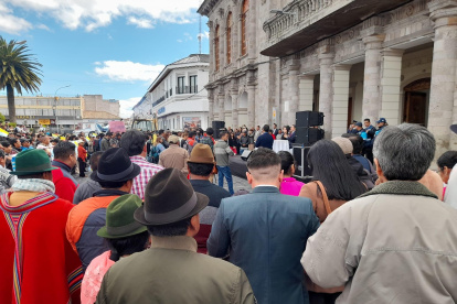 Simpatizantes del alcalde Tinajero se apostaron en las afueras del despacho de la Vicealcaldesa.