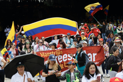 Maestros marchan para protestar por el proyecto de ley que busca reformar la educación este lunes, en Bogotá (Colombia).