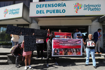 Familiares de reclusos realizaron un plantón en los exteriores de la Defensoría del Pueblo.