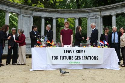 Un grupo de activistas coordinados por la organización Greenpeace recrearon este lunes en Bruselas la pintura de "La última cena" de Leonardo da Vinci para pedir políticas climáticas más ambiciosas a los líderes de la Unión Europea.