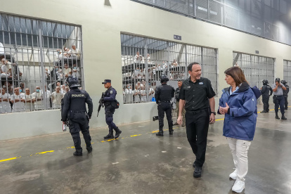 La ministra de seguridad de Argentina Patricia Bullrich y el ministro de justicia de El Salvador Gustavo Villatoro, en la visita al Centro de Confinamiento del Terrorismo (Cecot), en Tecoluca (El Salvador).