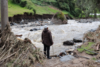 Las fuertes lluvias causaron el desbordamiento del río Pisque.