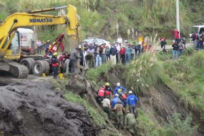 Las tareas de búsqueda de personas atrapadas en los deslizamientos de tierra continúan.