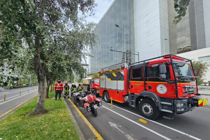 Los Bomberos de Quito y Policía Nacional cercaron los exteriores del Complejo Judicial Norte, por un objeto sospechoso.