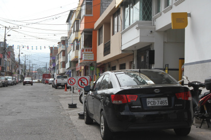 Estacionar mal o en sitios prohibidos es una de las infracciones de tránsito más recurrentes en Quito.