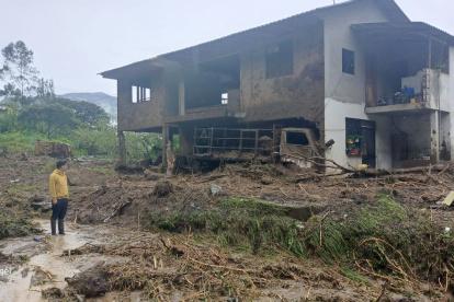 Una familia perdió todos sus enseres tras el deslizamiento de grandes proporciones que se registró tras la fuerte lluvia del pasado domingo.