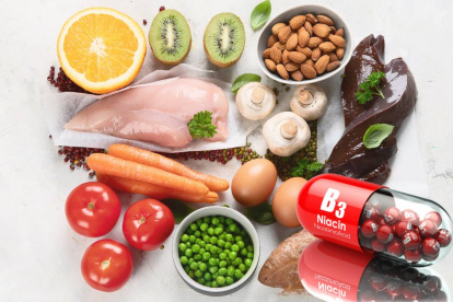 La niacina es una vitamina hidrosoluble que forma parte del complejo de vitaminas B.