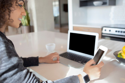 Una computadora adecuada, acceso a internet, software necesario y periféricos son esenciales para el teletrabajo seguro y efectivo.