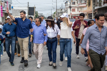 Actividad. Las concejales Montaño y Diab caminan junto con el alcalde de Guayaquil.