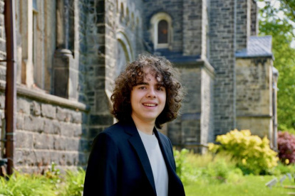 Daniel Honciuc Menéndez es quiteño, se graduó de bachiller a los 12 años en la Academia Cotopaxi.