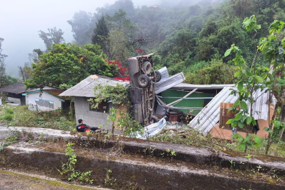 Estado en el que quedó el vehículo incrustado en la vivienda.