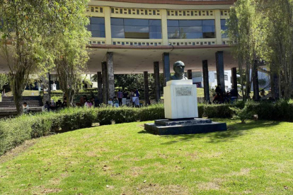 En los alrededores de la Facultad de Ciencias Económicas de la Universidad Central.