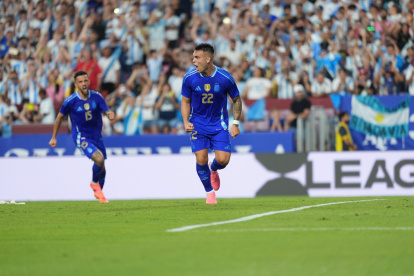 Lautaro Martínez (d), referente de la Argentina campeona del mundo.