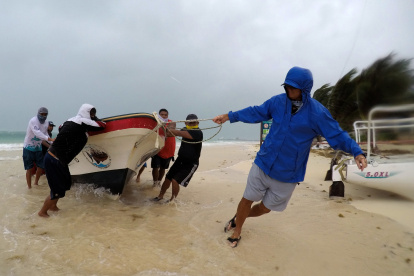 Acapulco. Pescadores de este puerto mexicano se preparan para el temporal que anuncian las autoridades.