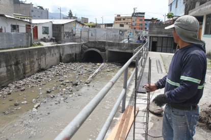 Lucha de los Pobres. En el ingreso a una quebrada existe una regleta. Si sobrepasa el nivel del agua, los vecinos lo alertan y toman acciones.