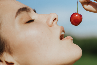 Las cerezas contienen melatonina, una hormona que regula el ciclo del sueño.