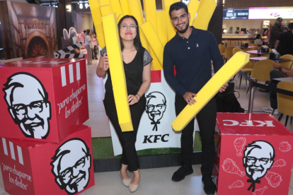 Astrid Vera, ejecutiva y representante de KFC, y Fernando Zúñiga.
