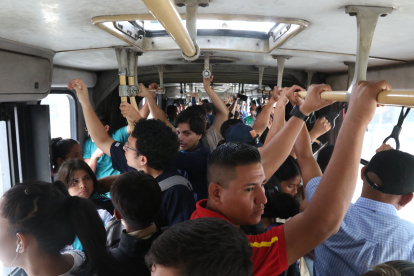 Realidad. En las denominadas horas pico, decenas de usuarios utilizan los articulados o alimentadores del sistema. Van llenos en algunas rutas, mientras que hay sectores donde aún no se retoman las rutas alimentadoras.