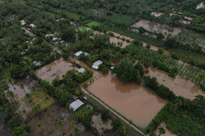 Fotografía aérea donde se observa una zona inundada por el desborde de un río, este martes 18 de junio en Metalío, El Salvador.