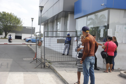 Morgue. Familiares de los cuerpos que yacen en la entidad forense acuden sin elementos de bioseguridad.