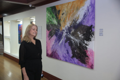 Verónica Fernández retomó su pasión hace unos años, y en la actualidad está exponiendo más de 60 cuadros abstractos