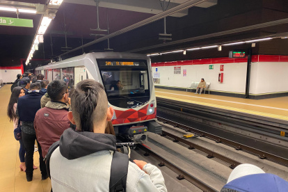 Debido a una condición de vía detectada entre las estaciones Recreo y Cardenal de la Torre, se ha implementado una "restricción de velocidad".