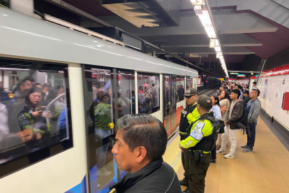 Aglomeración, filas y demora reportaron los usuarios del Metro de Quito en la mañana de este 19 de junio de 2024.