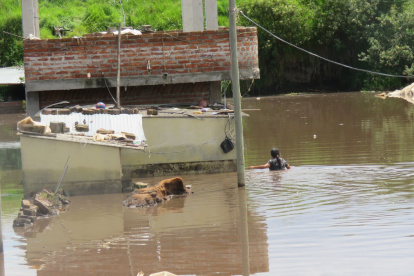 Aislamiento. En Chambo (Chimborazo), las casas están sumergidas en el agua. En algunos casos, quedaron sumergidas totalmente.