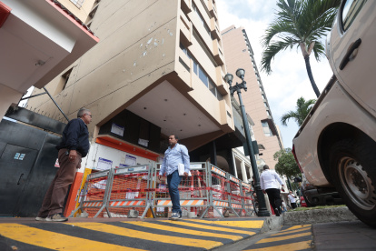 El edificio Fantasía luce cercado por el peligro