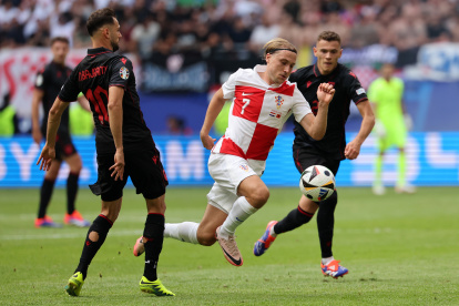 Hamburg (Germany), 19/06/2024.- Lovro Majer of Croatia in action against Nedim Bajrami of Albania during the UEFA EURO 2024 group B match between Croatia and Albania in Hamburg, Germany, 19 June 2024. (Croacia, Alemania, Hamburgo) EFE/EPA/ABEDIN TAHERKENAREH