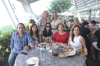 Norka Esparza, María del Mar Proaño, Marcos y Valeria Ribadeneira, Jessica de Ribadeneira, Margarita Salmón y Roxana Ribadeneira.