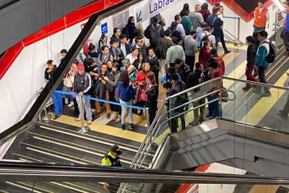 Los pasajeros fueron impedidos de ingresar a los andenes para abordar un tren del Metro de Quito, durante el percance de este 19 de junio.